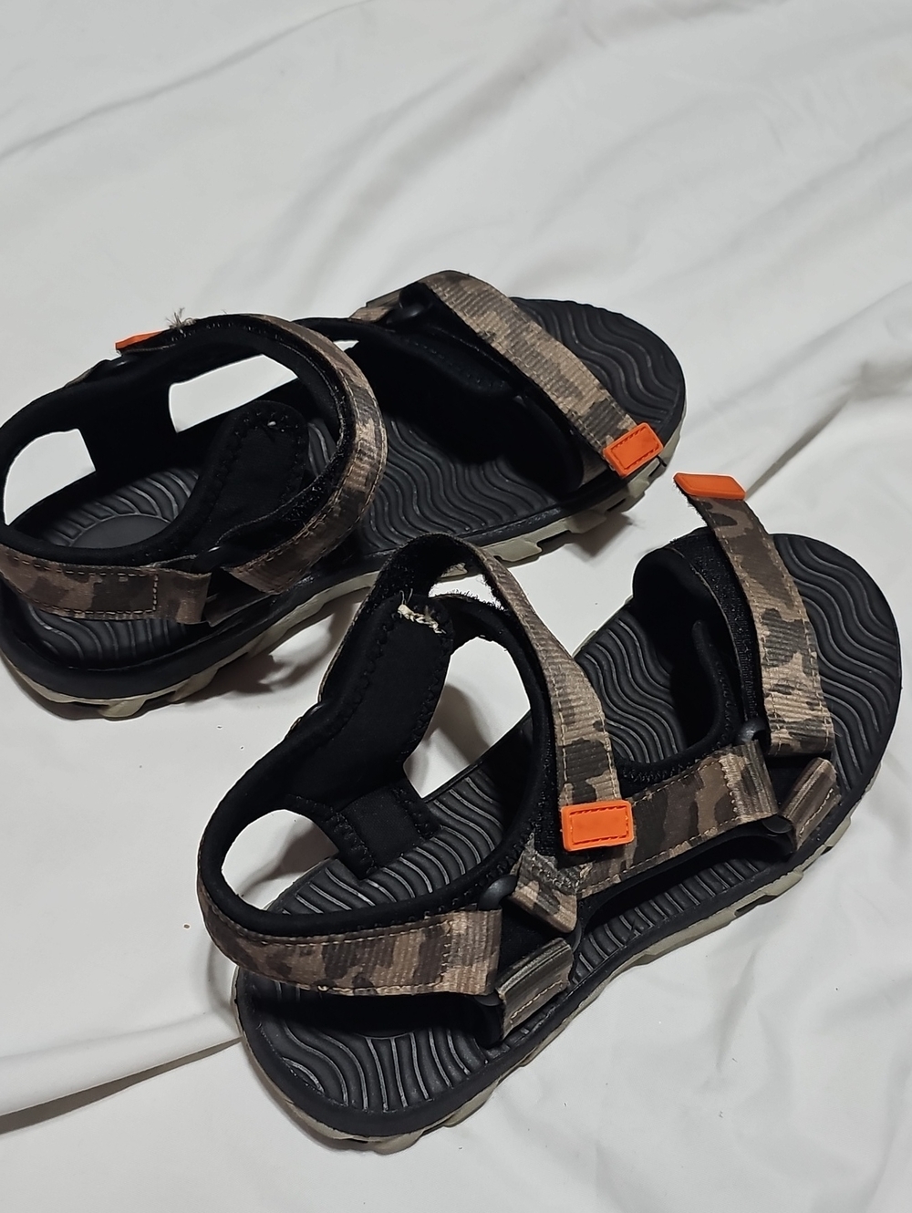 #B16 George boy sandals sz 4 as is